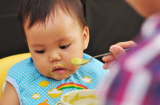 Chuyên gia mách mẹ các thực phẩm đừng cho trẻ dưới 3 tuổi ăn