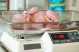2 lý do khiến bác sĩ phải báo cân nặng của bé ngay sau khi sinh, mẹ nên chú ý