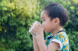 4 thời điểm cha mẹ không nên cho trẻ uống nước kẻo gây hại dạ dày