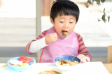 Cho bé ăn sáng đúng khung giờ vàng giúp trẻ cao lớn, phát triển toàn diện tốt