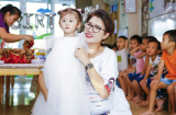 Trang Trần gây xúc động khi tiết kiệm tiền mua đồ chơi cho con để mua vé ra miền Trung