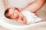 Sai lầm khi tắm cho trẻ sơ sinh dễ gây bệnh, nhất là điều thứ 2 rất nhiều mẹ Việt mắc phải