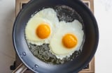 Ốp trứng dùng dầu nóng hay dầu lạnh mới đúng? Đầu bếp đưa ra câu trả lời bất ngờ