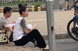 Fan thích thú khi bắt gặp khoảnh khắc Kim Lý – Hồ Ngọc Hà ôm con ngồi bệt trên hè phố