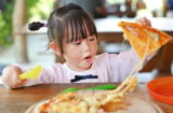 5 loại thực phẩm chứa đầy muối, trẻ ăn càng nhiều càng hại thận, não bộ chậm phát triển