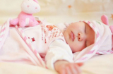 4 lý do khiến bé hay đạp tung chăn khi ngủ, điều số 3 mẹ cần đặc biệt chú ý