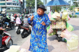 Người đàn ông mang Tết về Sài Gòn: Nhảy nhót bán bánh, 'tặng kèm' cả niềm vui