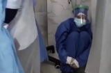 Đau lòng khoảnh khắc nữ y tá ngồi thu mình một góc, thẫn thờ nhìn bệnh nhân nhiễm Covid-19 ra đi