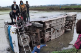 Xe ô tô chở 40 công nhân lao xuống ruộng, nhiều người bị thương nặng
