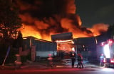 Cháy đỏ trời tại nhà kho KCN Sóng Thần 1: Diện tích thiệt hại lên đến 1.000m2