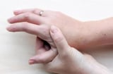 Bàn tay xuất hiện 4 dấu hiệu này: BS lắc đầu “bệnh nan y gõ cửa” rút ngắn tuổi thọ