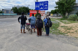4 mẹ con đạp xe từ Đồng Nai về Nghệ An đã được hỗ trợ tàu về quê