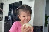 Con gái Lê Phương mới 2 tuổi đã biết phụ mẹ làm bánh, nhìn gương mặt 'cưng muốn xỉu'
