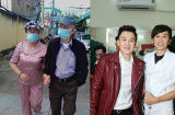 Khoảnh khắc bố mẹ Hoài Linh dù 90 tuổi vẫn nắm chặt tay cùng đi dạo khiến fan xúc động