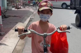 Bé gái 6 tuổi đạp xe theo ô tô để xin sữa cho em nhỏ ở nhà: 'Con nhường em uống'