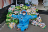Việt Hương cúi đầu tạ lỗi khi lỡ phát 1 tấn gạo mốc tới người dân