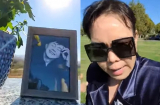 Việt Hương đến thăm mộ Chí Tài bên Mỹ, rưng rưng nước mắt khi nhìn di ảnh của đàn anh