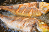Rán cá, rán đậu đừng vội cho luôn vào chảo, làm thêm một thao tác để đồ ăn không bị sát, không bắn dầu