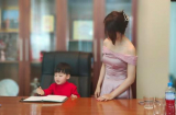 Con trai Hòa Minzy 'xông đất' bàn làm việc phụ bố mẹ khiến dân tình 'cưng xỉu'