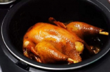 Không cần thêm dầu hay nước, cho gà vào nồi cơm điện theo cách này, gà chín mềm vàng ruộm, thơm ngon