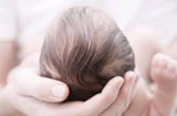 Cắt tóc máu cho trẻ sơ sinh: Khi nào bố mẹ nên cắt và cần lưu ý gì?