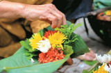 Mùng 1 âm lịch: Đặt 7 loại hoa này lên bàn thờ để gia đạo bình an, tài lộc hồng phát