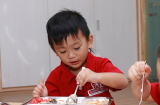 Đứa trẻ tự xúc ăn và bố mẹ đút từ nhỏ khi vào mẫu giáo: Sự khác biệt rất lớn