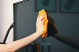 Lau màn hình TV đừng dùng nước lã, làm cách này mới sạch và an toàn