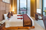 Tại sao khách sạn nào cũng trải 1 mảnh vải ngang giường: 90% mọi người không biết tác dụng của nó