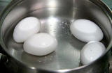 Luộc trứng đừng chỉ bỏ mỗi nước lạnh: Làm thêm bước này trứng nhanh chín, đậm vị dễ bóc vỏ