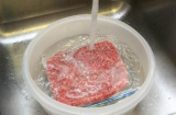 Rã đông thịt bằng nước lạnh là dại: Chuyên gia chia sẻ cách rã đông siêu nhanh không mất chất dinh dưỡng