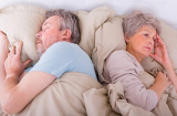 Vì sao tới tuổi trung niên vợ chồng thường hay ngủ riêng? Lý do giờ mới biết