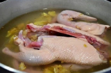 Luộc vịt đừng đổ thẳng nước lạnh vào: Đem nấu cùng thứ này thịt hết sạch mùi hôi, đậm đà ngon hết nấc