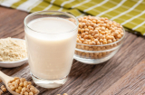 Sữa đậu nành ngon - bổ - rẻ nhưng uống sai dễ rước bệnh vào người: 5 nhóm người nên tránh xa