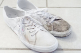 Giày trắng bị ố vàng đừng chỉ giặt bằng xà phòng: Thêm thứ này giày lại trắng sáng như mới
