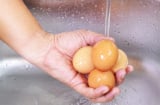 Mua trứng về cọ rửa thật sạch: Chuyên gia lắc đầu bảo sao trứng nhanh hỏng, mất sạch dinh dưỡng