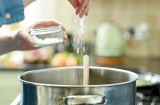 Nấu canh bị mặn đừng vội cho nước: Cho thêm thứ này canh hết mặn, thơm ngon tròn vị
