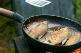 Rán cá đừng chỉ dùng dầu ăn: Thêm 1 thìa này vào chảo, cá vàng giòn, không lo bắn dầu