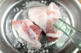 Thịt lấy ra từ tủ lạnh cứng như đá: Dùng 2 thứ này để rã đông, thịt mềm ngay lại không bị nhạt