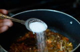 Nấu ăn lỡ cho nhiều muối đừng vội thêm nước, bỏ thứ này vào nồi giúp món ăn hết mặn lại tròn vị