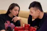 Thùy Tiên 'đứng hình' khi nhìn thấy ảnh của mình và Quang Linh Vlogs kèm thiệp cưới