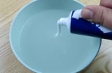 Hòa kem đánh răng với nước vo gạo: Việc đơn giản giúp giải quyết vấn đề nhà nào cũng gặp