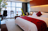 Vì sao khách sạn nào cũng để tấm khăn trải ngang giường: 90% khách hàng không biết cách sử dụng