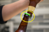 Mở bia cần gì dụng cụ phức tạp: Cứ nhắm vào vị trí này trên nắp chai, phụ nữ cũng làm ngon ơ
