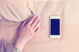 Khi ngủ để điện thoại bên đầu gường là sai, đây mới là vị trí lý tưởng nhất không gây ảnh hưởng sức khỏe