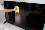 Lau TV đừng dùng giấy ăn, nước lã: Làm cách này để hết sạch bụi bẩn, không làm hỏng màn hình