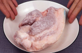 Thịt để tủ lạnh cứng hơn đá: Thêm thìa gia vị này, chỉ 5 phút là thịt rã đông, tươi ngon như mới
