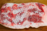 Thịt lấy ra từ ngăn đá cứng như cục gạch: Thêm thìa gia vị này, chỉ 5 phút là thịt mềm, không mất chất