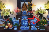 Lọ hoa cúng trên bàn thờ đặt bên trái hay bên phải mới hút lộc: Đây mới là cách làm chuẩn nhất
