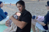 Vợ chồng Phan Mạnh Quỳnh đưa con 1 tháng tuổi đi du lịch biển, hiếm hoi lộ gương mặt bé